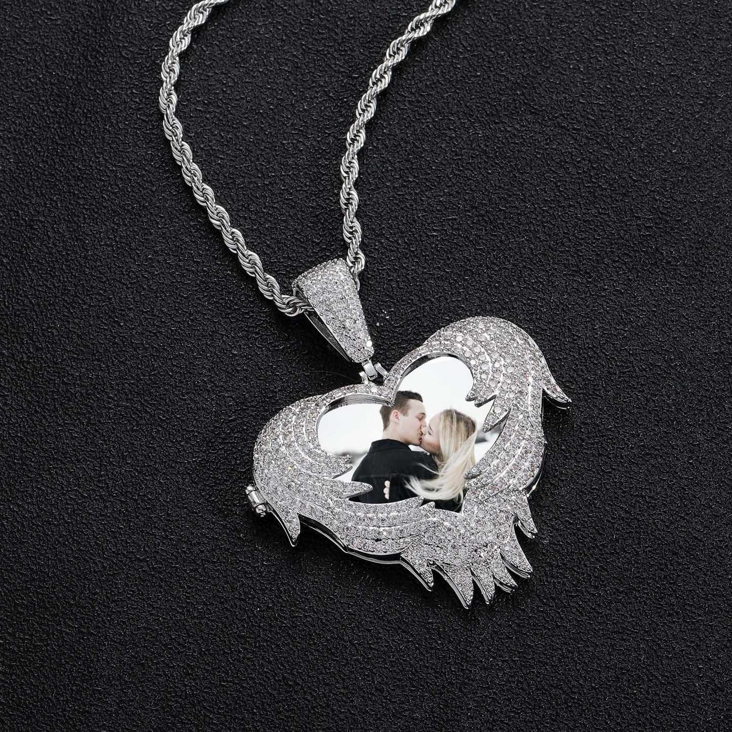 LoveShell��Custom Clamshell Heart Photo Pendant | Iced Out Zircon